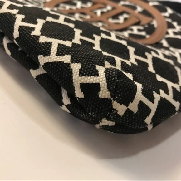 ✨HP✨Tommy Hilfiger Adjustable Crossbody Purse - Picture 6 of 11